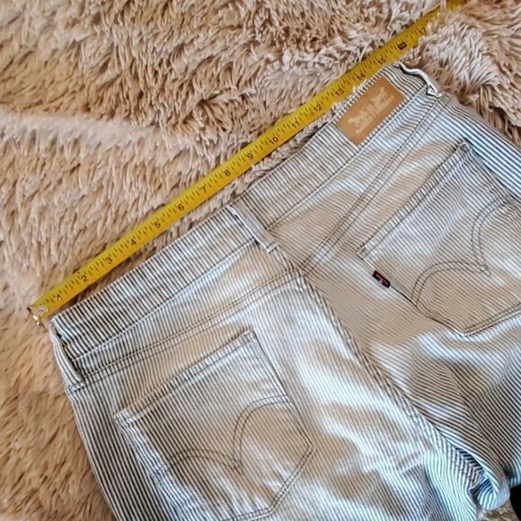 Blue and white striped Levi's capris - Picture 6 of 11